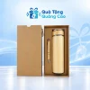 Minh họa bình giữ nhiệt và bút phối vân dọc đủ hai món trong khay hộp kéo màu nâu, vỏ hộp có quai bên trái
