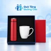 Minh họa đủ bình đỏ bên trái và cốc Thóp S2 trắng bên phải trong hộp xanh đậm khay đen, nắp đỏ phía sau