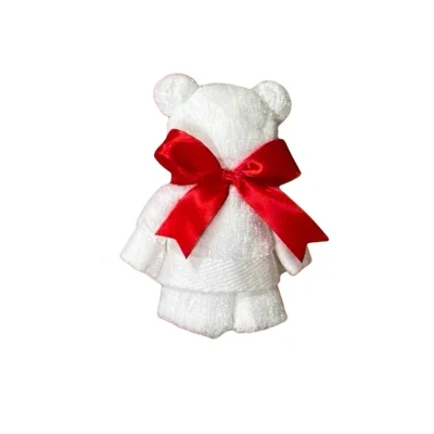 Tư liệu khăn cotton trắng gấp hình gấu, hai tai tròn và nơ đỏ, thấy nếp gấp cùng viền khăn