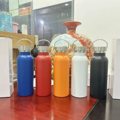 Tư liệu năm bình quai xách màu xanh, đỏ, cam, trắng và đen; bình xanh nằm bên trái