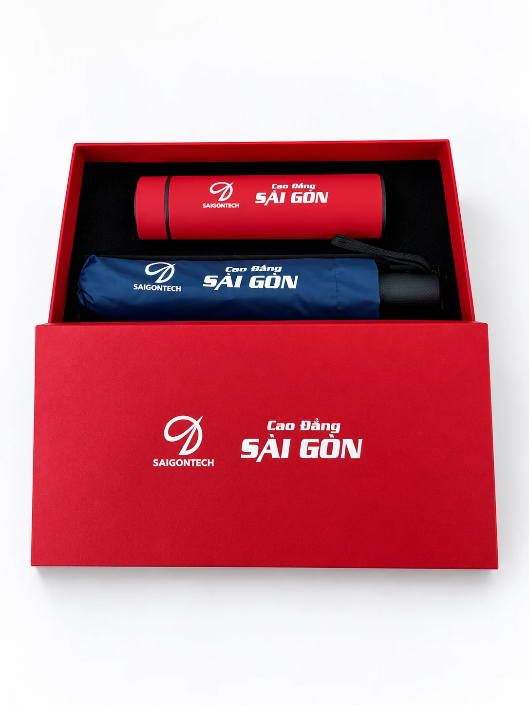 Bình đỏ và ô trong bao xanh đặt trong hộp đỏ có nhận diện Cao đẳng Sài Gòn