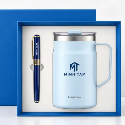 Minh họa biểu tượng MT và tên MINH TAM trên cốc, tên một màu trên bút, giữ rõ nhãn LocknLock