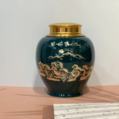Tư liệu mặt hũ xanh đậm với họa tiết ngựa, núi và dòng chữ Mã Đáo Thành Công màu vàng kim