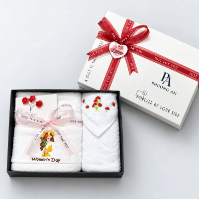 Minh họa nhận diện PA PHUONG AN trên nắp hộp của bộ hai khăn họa tiết 8/3