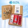 Minh họa ly đỏ 500ml và bút đen trong hộp giấy lót hồng, kèm thiệp và túi giấy thầy cô