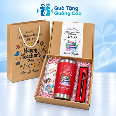 Minh họa ly đỏ 500ml và bút đen trong hộp giấy lót hồng, kèm thiệp và túi giấy thầy cô