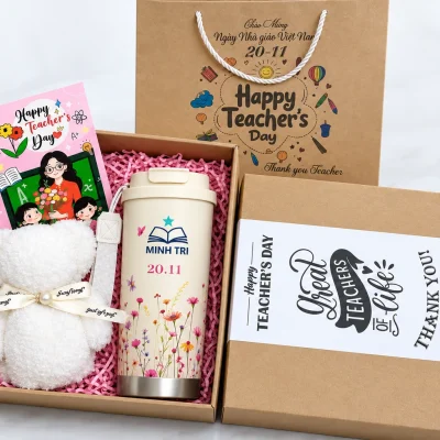 Minh họa logo sách mở và ngôi sao MINH TRI trên ly 500ml, khăn và hộp túi giữ mẫu sẵn
