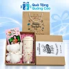 Minh họa ly nắp kem họa tiết hoa và khăn gấu trắng cùng thiệp trong hộp giấy, túi tri ân thầy cô phía sau