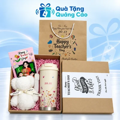 Minh họa ly nắp kem họa tiết hoa và khăn gấu trắng cùng thiệp trong hộp giấy, túi tri ân thầy cô phía sau