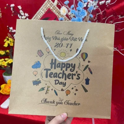 Tư liệu túi giấy màu nâu quai dây trắng in sẵn họa tiết Happy Teacher’s Day và 20-11