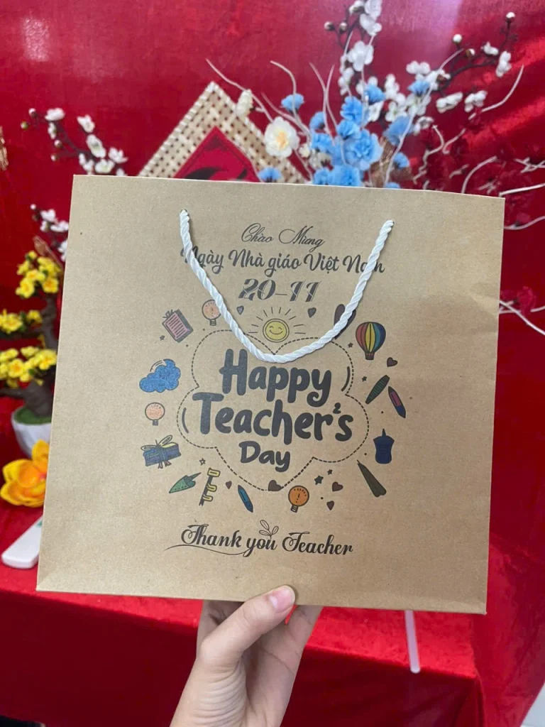 Tư liệu túi giấy màu nâu quai dây trắng in sẵn họa tiết Happy Teacher’s Day và 20-11