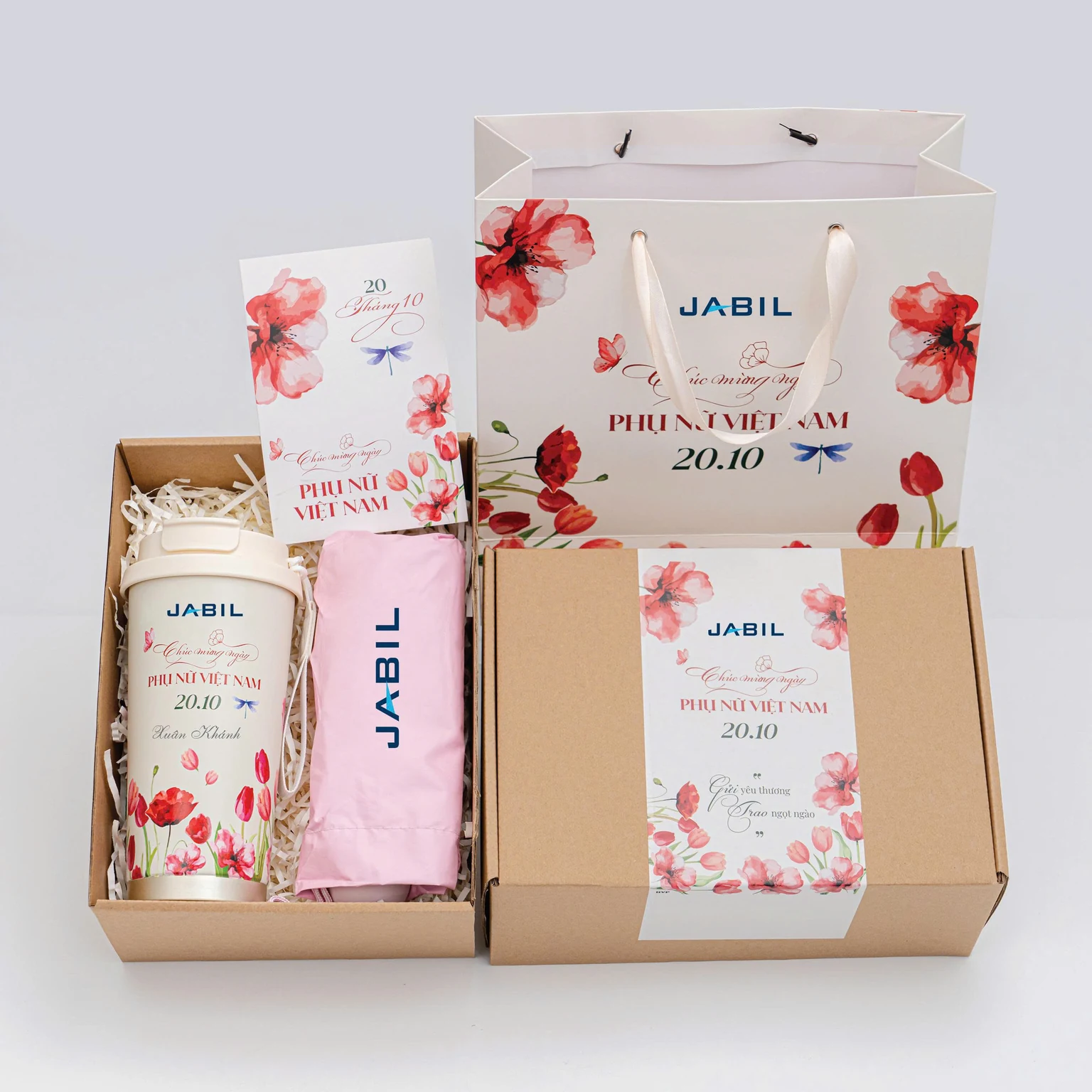 Bộ nguồn có cốc trắng, vật phẩm bọc hồng, thiệp, hộp và túi in JABIL