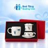 Minh họa cốc lùn chuồn chuồn xanh cùng phin chuồn chuồn xanh điểm đỏ, đủ cốc đĩa thân và nắp trong hộp đỏ khay đen