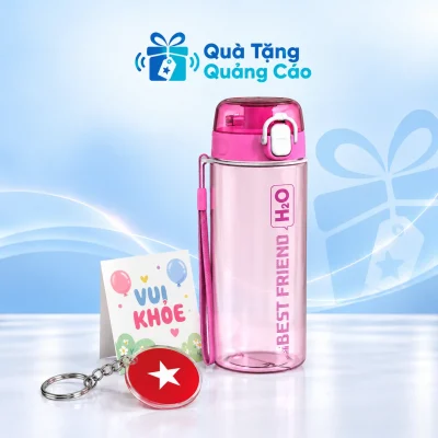 Minh họa bình Duy Tân hồng H2O, móc khóa mica tròn và thiệp nhỏ trên nền xanh nhạt