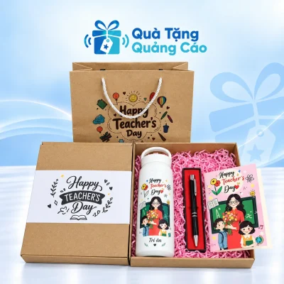 Minh họa bình trắng có nắp quai vòng và bút kim loại trong hộp kraft lót giấy hồng, kèm thiệp, nắp hộp và túi giấy trên nền thương hiệu