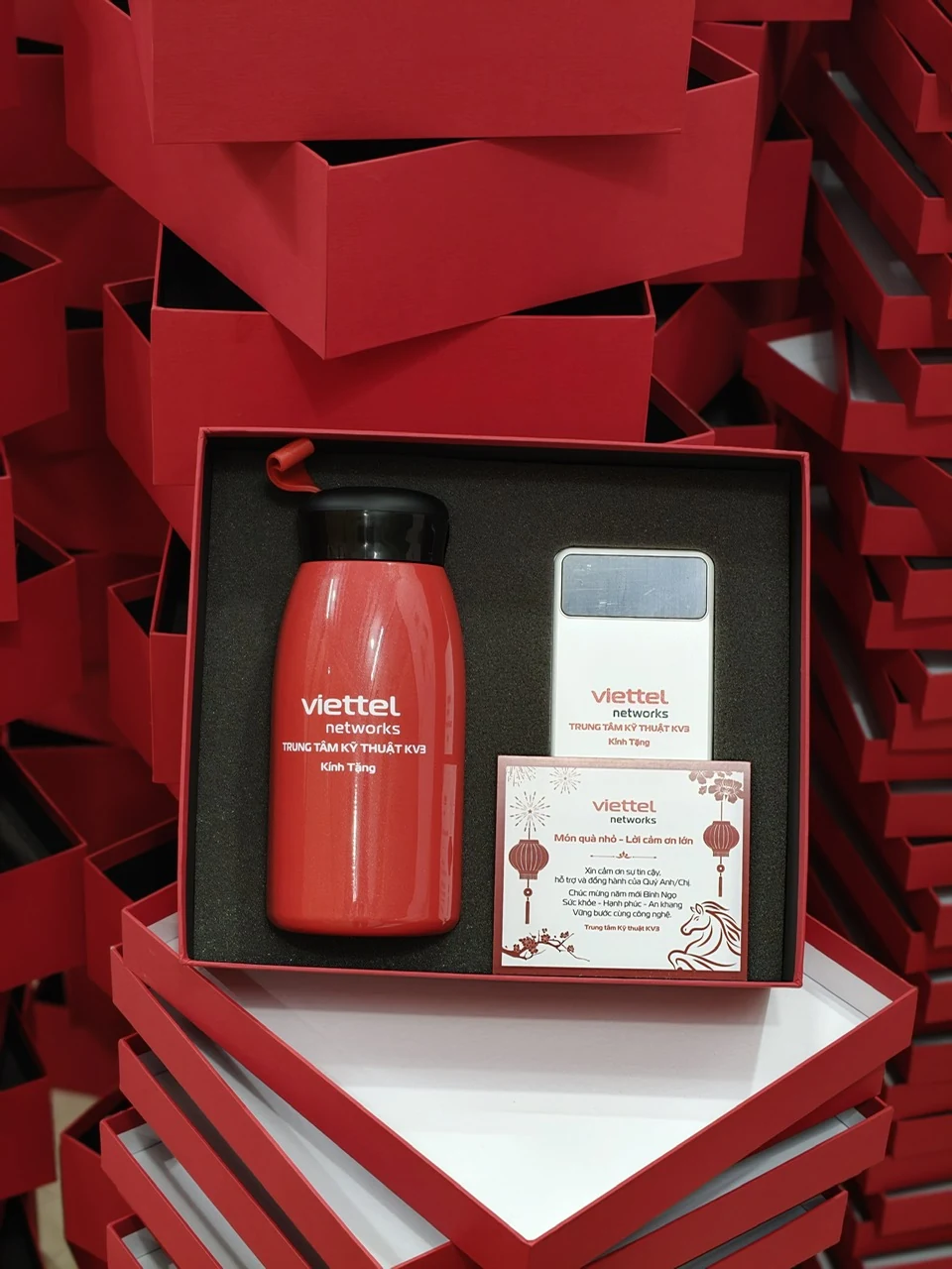 Ảnh tư liệu cấu hình bình, sạc và thiệp trong hộp Ảnh tư liệu bình đỏ và sạc Sendem P700 trắng cùng thiệp trong hộp định hình