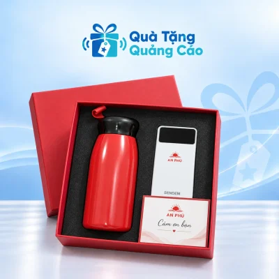 Minh họa bộ bình giữ nhiệt đỏ, sạc Sendem P700 trắng và thiệp trong hộp đỏ
