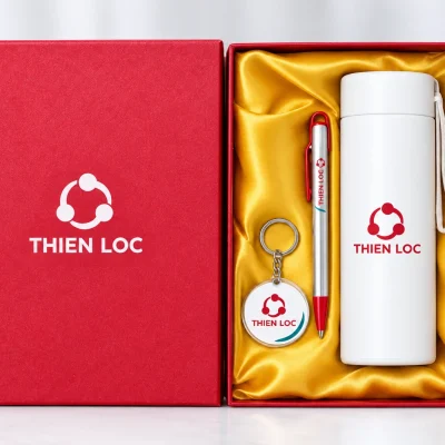 Minh họa THIEN LOC trên bình một màu đỏ, bút UV một vị trí, móc khóa mica và nắp hộp