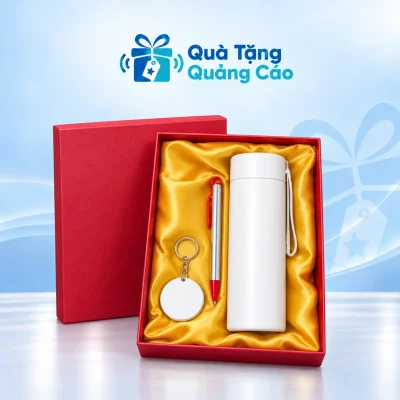 Minh họa bình nhựa trắng, bút bạc phối đỏ và móc mica tròn đủ ba món trong hộp đỏ lót lụa vàng trên nền thương hiệu
