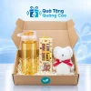 Minh họa bình nhựa vàng 500ml, bộ dụng cụ học tập và khăn gấu trắng trong hộp carton