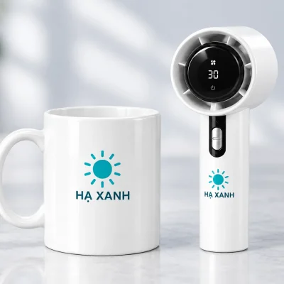 Minh họa nhận diện HẠ XANH trên cốc trắng và thân quạt mini 03