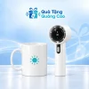 Minh họa một cốc sứ trắng quai C và quạt mini 03 trắng trên nền xanh nhạt
