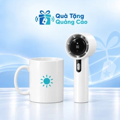 Minh họa một cốc sứ trắng quai C và quạt mini 03 trắng trên nền xanh nhạt