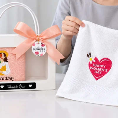 Minh họa người lớn mở khăn mặt trắng cạnh hộp còn khăn tắm hồng đào bên trong