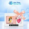 Minh họa hai khăn cotton hồng đào và trắng trong hộp carton quai xách có ô trong suốt