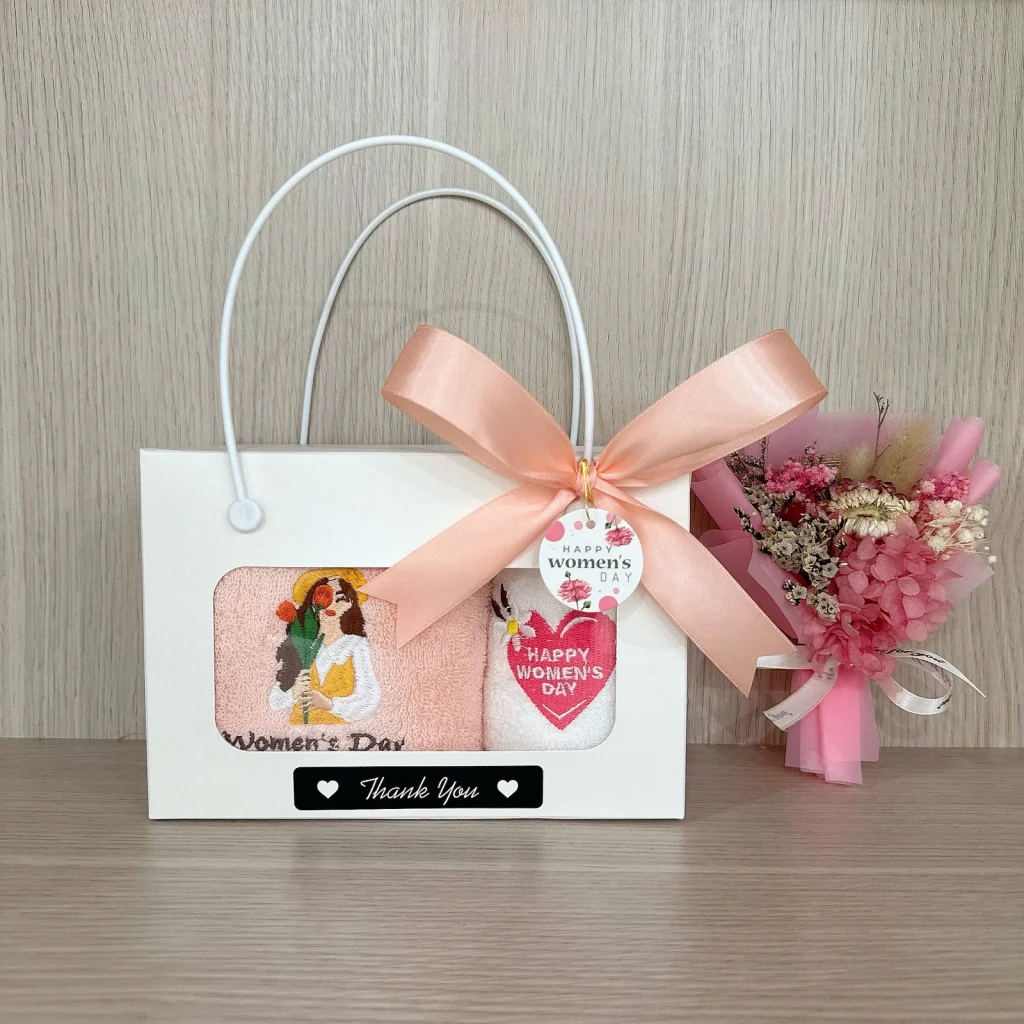 Tư liệu hộp quai xách chứa hai khăn thêu họa tiết 8/3 tông hồng đào và trắng