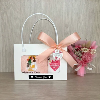 Tư liệu hộp quai xách chứa hai khăn thêu họa tiết 8/3 tông hồng đào và trắng