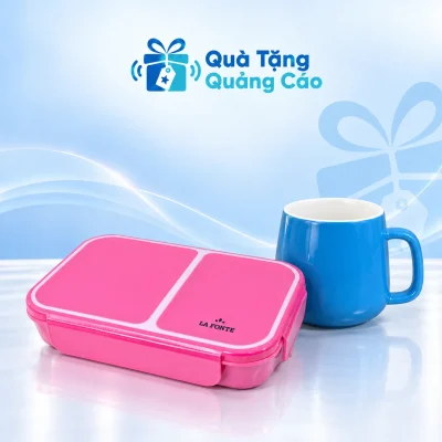 Minh họa hộp cơm La Fonte hồng 800 ml và cốc sứ xanh lòng trắng trên nền xanh nhạt