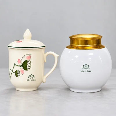 Minh họa nhận diện SEN LÀNH trên cốc sen men kem và hũ trà men trắng