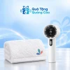 Minh họa một khăn cotton trắng thêu hình ba màu và quạt mini 03 trắng trên nền xanh nhạt
