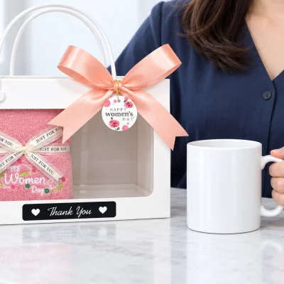Minh họa người lớn cầm cốc quai C trắng, cạnh túi quà còn khăn hồng bên trong