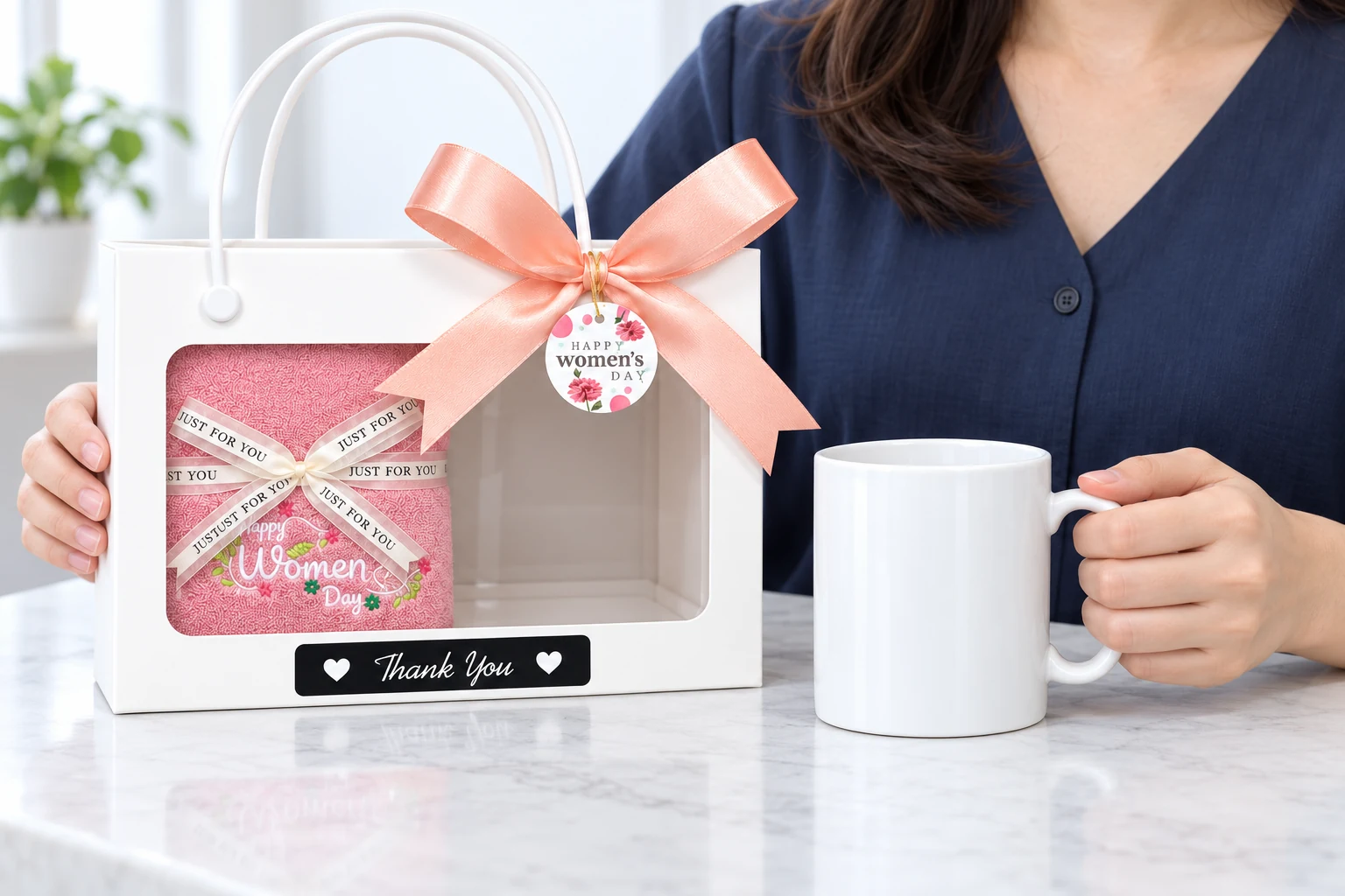 Minh họa người nhận lấy cốc ra khỏi túi quà Minh họa người lớn cầm cốc quai C trắng, cạnh túi quà còn khăn hồng bên trong