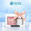 Minh họa khăn hồng và cốc quai C trắng chưa in trong túi quà có ô trong suốt