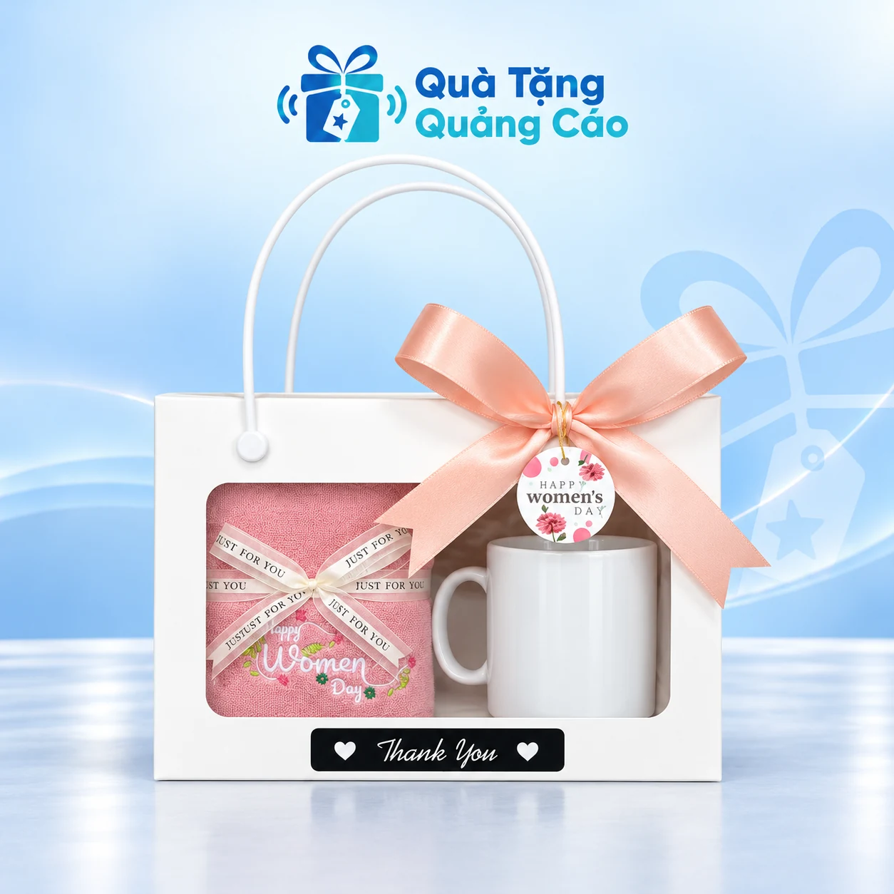 Minh họa cả bộ khăn và cốc trắng trong túi quà trên nền thương hiệu Minh họa khăn hồng và cốc quai C trắng chưa in trong túi quà có ô trong suốt