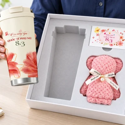 Minh họa người lớn nhấc ly kem hoa đỏ khỏi khay, khăn gấu hồng và thiệp vẫn trong hộp