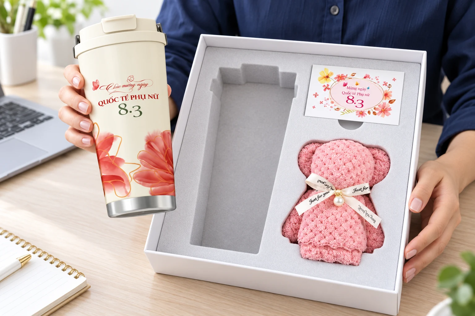 Minh họa lấy ly khỏi hộp quà chia ô Minh họa người lớn nhấc ly kem hoa đỏ khỏi khay, khăn gấu hồng và thiệp vẫn trong hộp