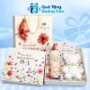 Minh họa ly nắp kem và khăn gấu trắng trong hộp hoa, kèm thiệp và túi giấy in sẵn