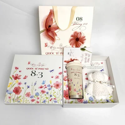Tư liệu ly nắp kem, khăn gấu và thiệp trong hộp hoa cạnh túi giấy 8/3