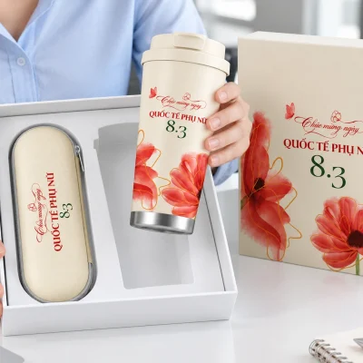 Minh họa người lớn cầm ly giữ nhiệt cạnh hộp còn túi ô tông kem bên trong