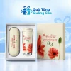 Minh họa ly giữ nhiệt và túi ô gấp 5 tông kem trong hộp định hình, nắp hộp hoa 8/3 bên cạnh