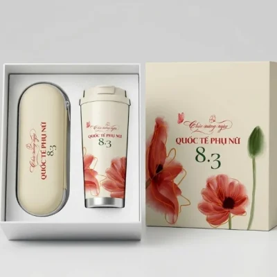 Tư liệu ly giữ nhiệt và túi ô màu kem trong khay hộp, cạnh nắp hộp họa tiết hoa 8/3
