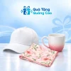 Minh họa mũ trắng, khăn vuông in hoa hồng và cốc sứ men trắng chuyển hồng trên nền xanh nhạt