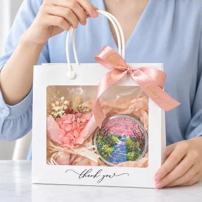 Minh họa người lớn cầm túi quà có nến hũ thiếc và bó hoa bên trong