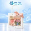 Minh họa nến hũ thiếc và bó hoa trong túi trắng có ô trong suốt trên nền Quà Tặng Quảng Cáo