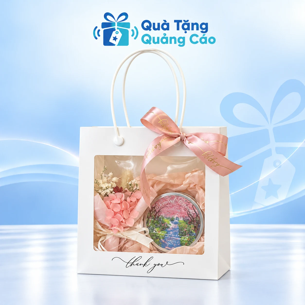 Minh họa cả bộ nến hoa trong túi cửa sổ trên nền thương hiệu Minh họa nến hũ thiếc và bó hoa trong túi trắng có ô trong suốt trên nền Quà Tặng Quảng Cáo
