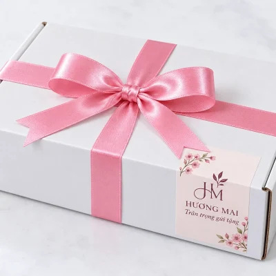 Minh họa tem decal HƯƠNG MAI trên hộp trắng buộc nơ hồng